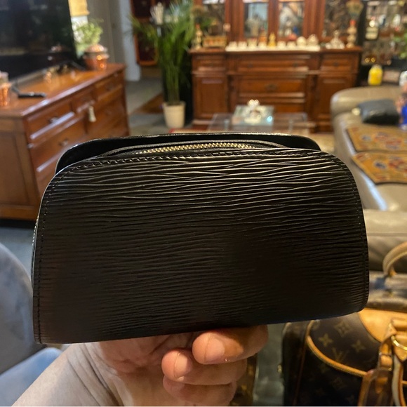 It’s very cute small LV pouch Bag. It’s so flexible to carry for everywhere.. - Picture 3 of 4